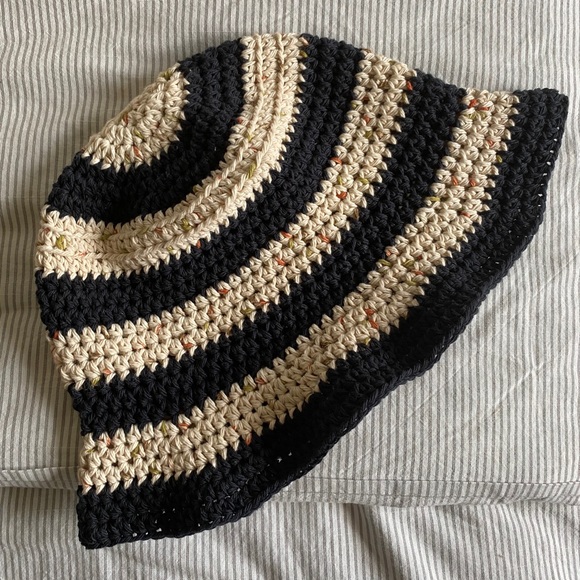 MADE TO ORDER STRIPED CROCHET BUCKET HAT - Picture 3 of 5